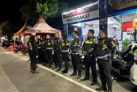 Foto: Kasat Lantas Polres Sumenep AKP Ninit Titis Dewiyani memberikan arahan kepada anggota sebelum pelaksanaan patroli malam takbiran Idul Adha 1446 H di Pos 12.0 Trunojoyo, Kamis (5/6/2025).
