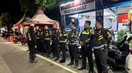 Foto: Kasat Lantas Polres Sumenep AKP Ninit Titis Dewiyani memberikan arahan kepada anggota sebelum pelaksanaan patroli malam takbiran Idul Adha 1446 H di Pos 12.0 Trunojoyo, Kamis (5/6/2025).
