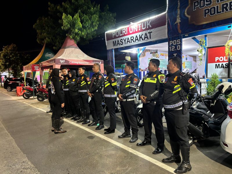 Foto: Kasat Lantas Polres Sumenep AKP Ninit Titis Dewiyani memberikan arahan kepada anggota sebelum pelaksanaan patroli malam takbiran Idul Adha 1446 H di Pos 12.0 Trunojoyo, Kamis (5/6/2025).
