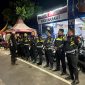 Foto: Kasat Lantas Polres Sumenep AKP Ninit Titis Dewiyani memberikan arahan kepada anggota sebelum pelaksanaan patroli malam takbiran Idul Adha 1446 H di Pos 12.0 Trunojoyo, Kamis (5/6/2025).
