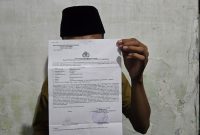 Foto: Seorang mahasiswa UIN Madura menunjukkan bukti laporan polisi atas kasus pemukulan yang dialaminya, Rabu malam (4/6/2025).