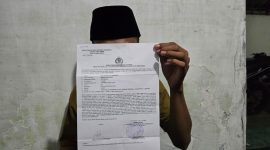 Foto: Seorang mahasiswa UIN Madura menunjukkan bukti laporan polisi atas kasus pemukulan yang dialaminya, Rabu malam (4/6/2025).
