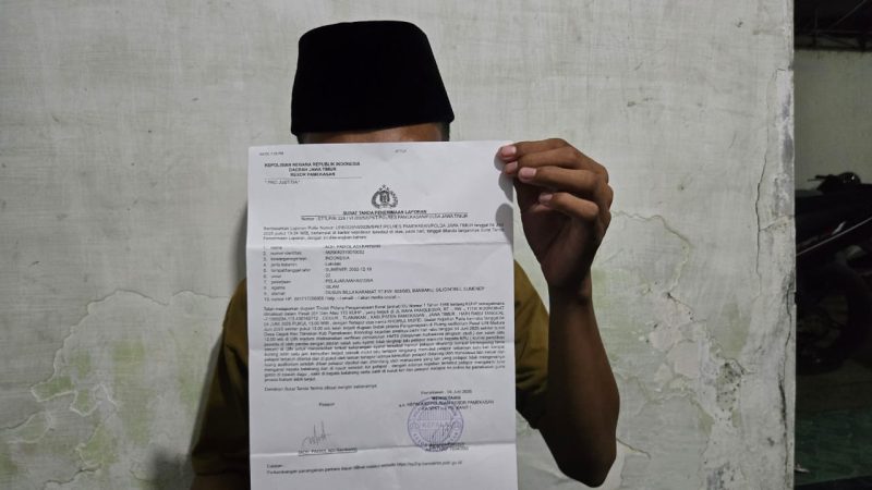Foto: Seorang mahasiswa UIN Madura menunjukkan bukti laporan polisi atas kasus pemukulan yang dialaminya, Rabu malam (4/6/2025).