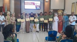 Foto: Sejumlah peserta pelatihan menerima sertifikat kompetensi pada acara penutupan Pelatihan Berbasis Kompetensi Tahun 2025 di BLK Sumenep, Rabu (11/6/2025).
