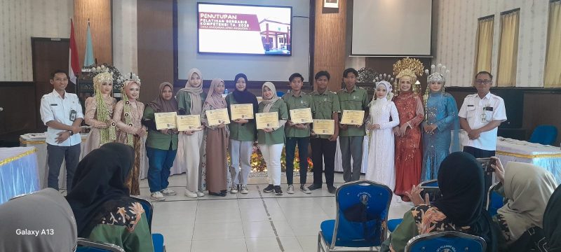 Foto: Sejumlah peserta pelatihan menerima sertifikat kompetensi pada acara penutupan Pelatihan Berbasis Kompetensi Tahun 2025 di BLK Sumenep, Rabu (11/6/2025).