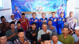 Foto: Personel Ditpolairud Polda Jatim bersama Kasatpolairud Polres Sumenep dan para nelayan Desa Essang, Kecamatan Talango, saat kegiatan Sambang Nusa Presisi yang mengedukasi penggunaan alat tangkap ramah lingkungan dan keselamatan melaut, Kamis (12/6/2025).  