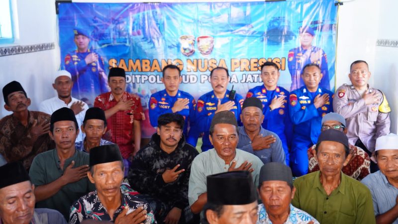 Foto: Personel Ditpolairud Polda Jatim bersama Kasatpolairud Polres Sumenep dan para nelayan Desa Essang, Kecamatan Talango, saat kegiatan Sambang Nusa Presisi yang mengedukasi penggunaan alat tangkap ramah lingkungan dan keselamatan melaut, Kamis (12/6/2025).
