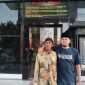 Foto: Pak Asi (kiri), warga Desa Dungkek, bersama Koordinator AMSP Nur Rahmat (kanan) usai menjalani pemeriksaan oleh tim Pidsus Kejari Sumenep terkait dugaan penyelewengan program BSPS 2024, Rabu (18/6/2025).  