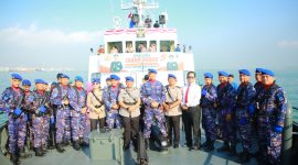 Foto: Direktur Polairud Polda Jatim bersama jajaran dan tamu undangan usai Upacara Tabur Bunga peringatan Hari Bhayangkara ke-79 di Kapal Bima 7014, Suramadu, Senin (23/6/2025).  