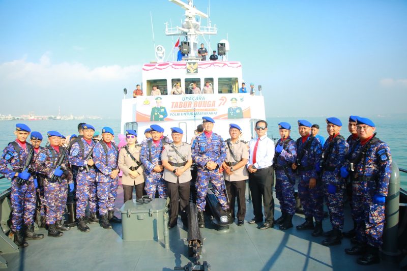 Foto: Direktur Polairud Polda Jatim bersama jajaran dan tamu undangan usai Upacara Tabur Bunga peringatan Hari Bhayangkara ke-79 di Kapal Bima 7014, Suramadu, Senin (23/6/2025).