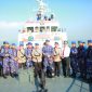 Foto: Direktur Polairud Polda Jatim bersama jajaran dan tamu undangan usai Upacara Tabur Bunga peringatan Hari Bhayangkara ke-79 di Kapal Bima 7014, Suramadu, Senin (23/6/2025).  
