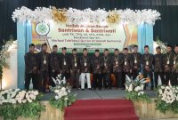 Foto: Pengasuh Ma’had Tahfidizul Qur’an Al Uswah Sumenep, KH. Seno Abu Khair, M.Pd., bersama dewan asatidz dan pengurus lembaga berfoto bersama usai prosesi Haflah Akhirus Sanah di Aula MAN Sumenep, Selasa (24/6/2025).