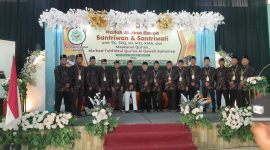 Foto: Pengasuh Ma’had Tahfidizul Qur’an Al Uswah Sumenep, KH. Seno Abu Khair, M.Pd., bersama dewan asatidz dan pengurus lembaga berfoto bersama usai prosesi Haflah Akhirus Sanah di Aula MAN Sumenep, Selasa (24/6/2025).  