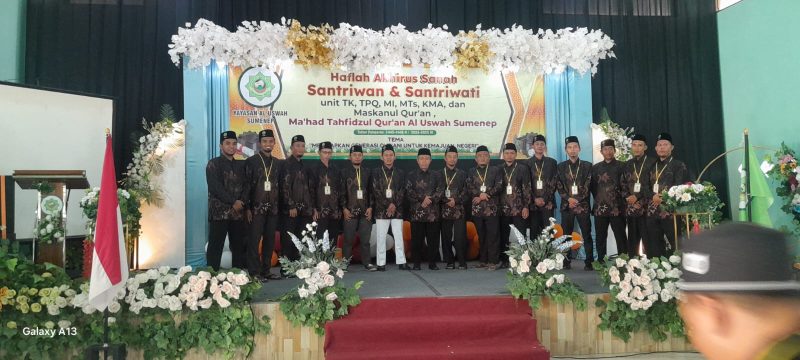 Foto: Pengasuh Ma’had Tahfidizul Qur’an Al Uswah Sumenep, KH. Seno Abu Khair, M.Pd., bersama dewan asatidz dan pengurus lembaga berfoto bersama usai prosesi Haflah Akhirus Sanah di Aula MAN Sumenep, Selasa (24/6/2025).