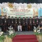 Foto: Pengasuh Ma’had Tahfidizul Qur’an Al Uswah Sumenep, KH. Seno Abu Khair, M.Pd., bersama dewan asatidz dan pengurus lembaga berfoto bersama usai prosesi Haflah Akhirus Sanah di Aula MAN Sumenep, Selasa (24/6/2025).  