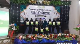 Foto: Para santriwati berpose bersama KH. Seno Abu Khair, M.Pd. dan Ustadzah Lilik Alfiyah, M.Pd. usai Khotmil Qur’an dan Imtihan Metode Ummi di Ma’had Tahfidizul Qur’an Al Uswah.