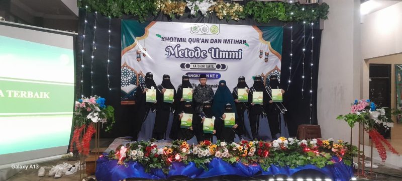 Foto: Para santriwati berpose bersama KH. Seno Abu Khair, M.Pd. dan Ustadzah Lilik Alfiyah, M.Pd. usai Khotmil Qur’an dan Imtihan Metode Ummi di Ma’had Tahfidizul Qur’an Al Uswah.