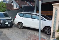 Foto: Dua unit mobil yang digunakan tim penyidik Kejati Jatim saat melakukan penggeledahan di rumah Korkab BSPS Sumenep, Selasa (8/7/2025).  