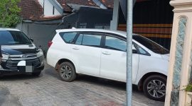 Foto: Dua unit mobil yang digunakan tim penyidik Kejati Jatim saat melakukan penggeledahan di rumah Korkab BSPS Sumenep, Selasa (8/7/2025).  
