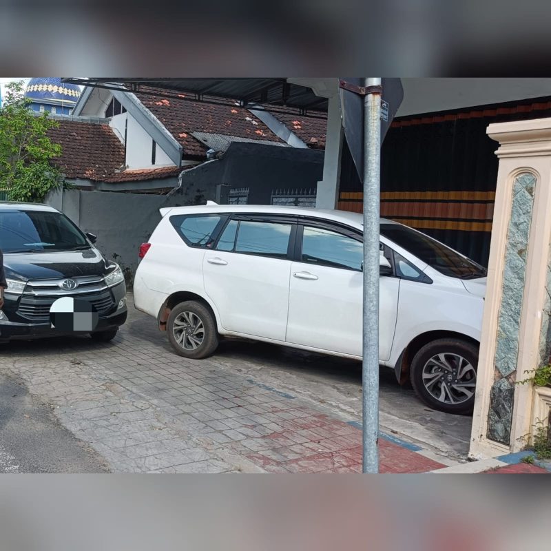 Foto: Dua unit mobil yang digunakan tim penyidik Kejati Jatim saat melakukan penggeledahan di rumah Korkab BSPS Sumenep, Selasa (8/7/2025).  