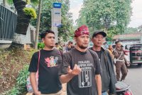 Foto: Dokumentasi – Nurahmat (tengah) dari Aliansi Masyarakat Sumenep Peduli (AMSP) saat menyampaikan pernyataan sikap di depan Gedung Kejaksaan Agung RI, Jakarta, 16 Juni 2025.