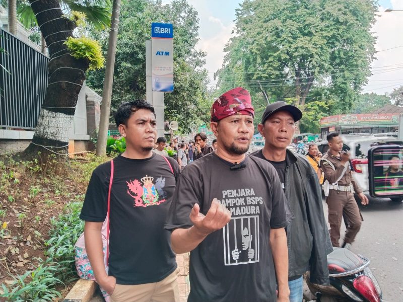 Foto: Dokumentasi – Nurahmat (tengah) dari Aliansi Masyarakat Sumenep Peduli (AMSP) saat menyampaikan pernyataan sikap di depan Gedung Kejaksaan Agung RI, Jakarta, 16 Juni 2025.
