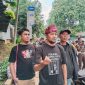 Foto: Dokumentasi – Nurahmat (tengah) dari Aliansi Masyarakat Sumenep Peduli (AMSP) saat menyampaikan pernyataan sikap di depan Gedung Kejaksaan Agung RI, Jakarta, 16 Juni 2025.
