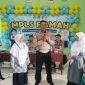 Foto: Aiptu Agus Mariono dari Satlantas Polres Sumenep berinteraksi dengan dua siswi SMPIT Al-Hidayah yang maju ke depan saat sesi edukasi tertib lalu lintas dalam rangka Operasi Patuh Semeru 2025.  