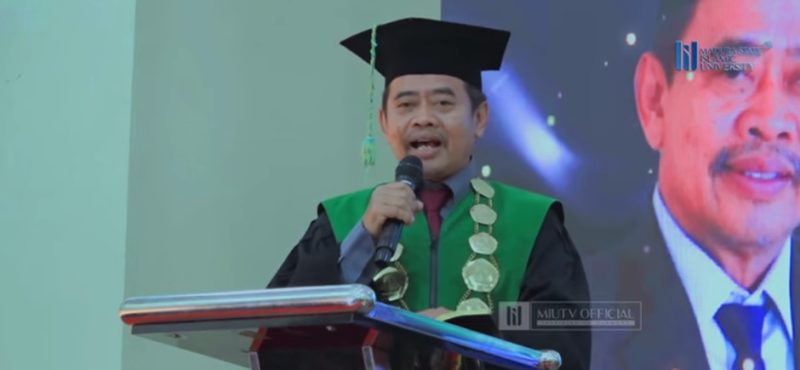 Foto: Rektor IAIN Madura, Dr. H. Syaiful Hadi, M.Pd., saat menyampaikan sambutan pada Sidang Senat Terbuka Wisuda Tahun Akademik 2024–2025.  