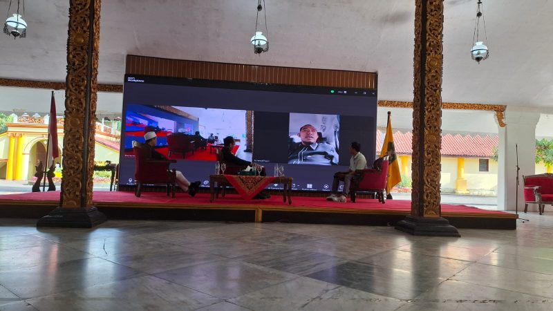 Foto: Bupati Sumenep Achmad Fauzi menyampaikan sambutan secara virtual dalam FGD bersama Paguyuban Pengusaha Rokok di Pendopo Keraton Sumenep.