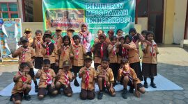Foto: Siswa SDN Ngronggo 3 berfoto bersama usai penutupan MPLS Ramah Tahun Ajaran 2025/2026.
