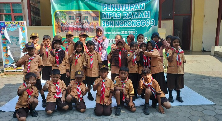 Foto: Siswa SDN Ngronggo 3 berfoto bersama usai penutupan MPLS Ramah Tahun Ajaran 2025/2026.
