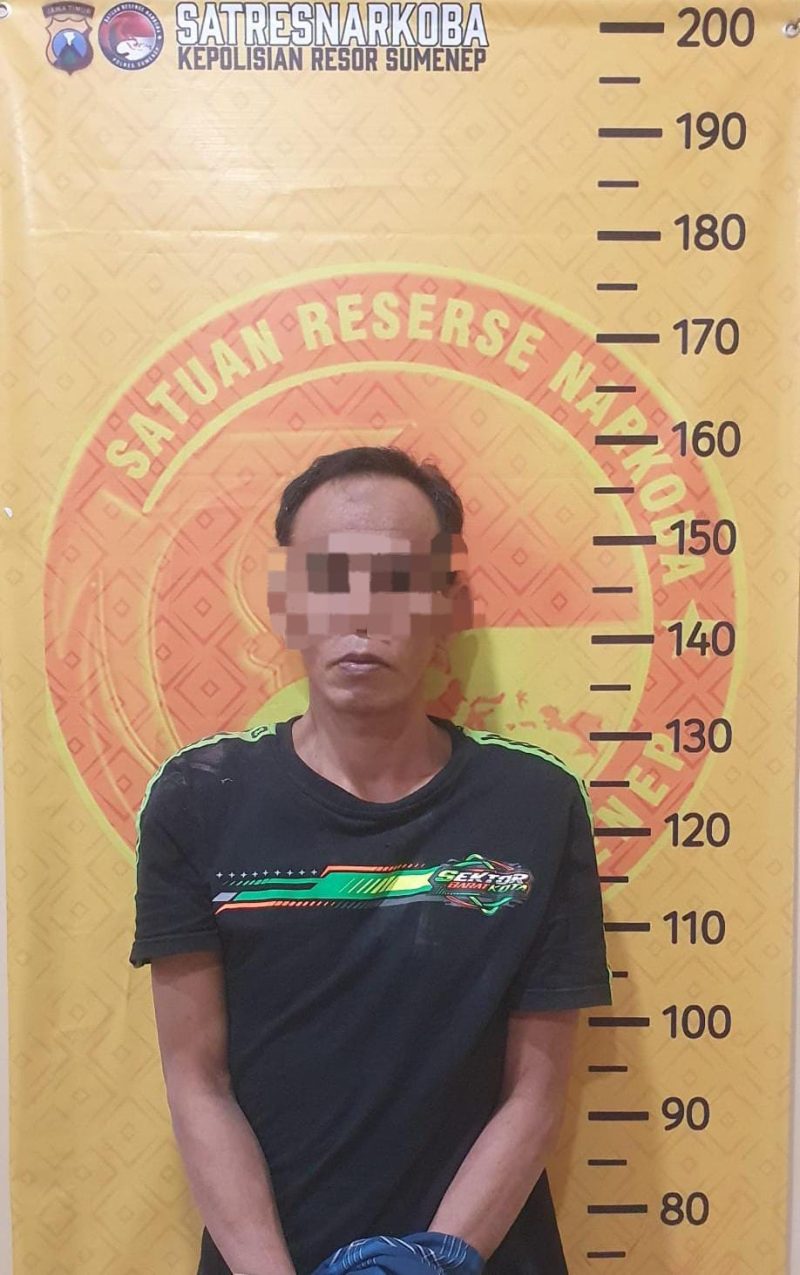 Foto: Tersangka kasus peredaran sabu di Pragaan, Sumenep, saat diamankan Satresnarkoba Polres Sumenep.
