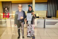 Foto: Hosriyani bersama kuasa hukumnya, Sulaisi Abdurrazaq, menunjukkan bukti laporan resmi kasus teror di Polres Sumenep.  