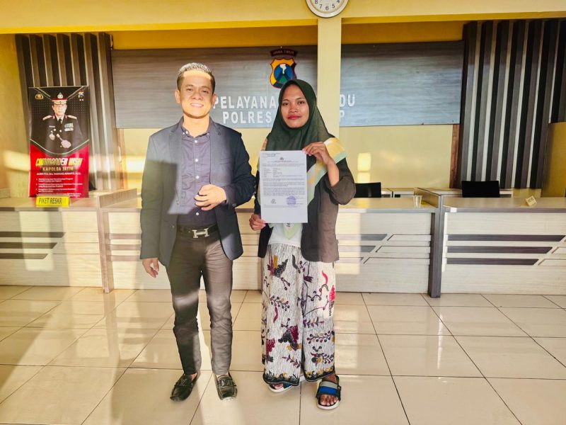 Foto: Hosriyani bersama kuasa hukumnya, Sulaisi Abdurrazaq, menunjukkan bukti laporan resmi kasus teror di Polres Sumenep.  