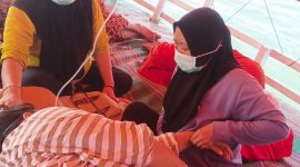 Foto: Bidan Puskesmas Gayam mendampingi ibu hamil berinisial M (28) dalam perjalanan laut menuju RSUD Sumenep untuk mendapatkan penanganan darurat.

