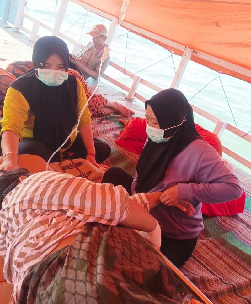 Foto: Bidan Puskesmas Gayam mendampingi ibu hamil berinisial M (28) dalam perjalanan laut menuju RSUD Sumenep untuk mendapatkan penanganan darurat.
