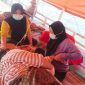 Foto: Bidan Puskesmas Gayam mendampingi ibu hamil berinisial M (28) dalam perjalanan laut menuju RSUD Sumenep untuk mendapatkan penanganan darurat.
