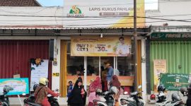 Foto: Grand Opening Lapis Kukus Pahlawan Sumenep di Jl. MH. Thamrin No. 8, Sabtu (26/7/2025), ramai dikunjungi warga dengan promo spesial Buy 1 Get 1.  