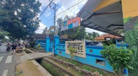 Foto: Tampak depan gedung SDN Parsanga 2, Kecamatan Kota Sumenep yang menjadi sorotan terkait keluhan wali murid soal piket kebersihan dan buku penunjang belajar.  