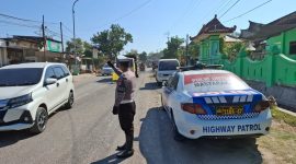 Foto: Petugas Satlantas Polres Sumenep mengatur arus lalu lintas di Jalan Raya Pragaan yang terdampak proyek jembatan.  