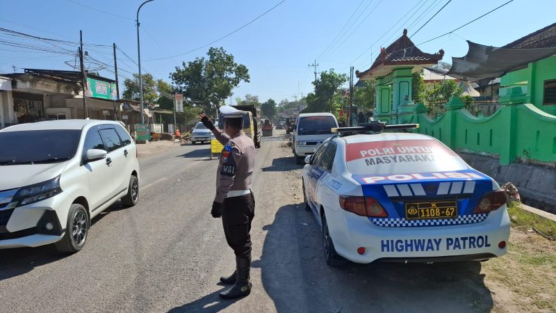 Foto: Petugas Satlantas Polres Sumenep mengatur arus lalu lintas di Jalan Raya Pragaan yang terdampak proyek jembatan.