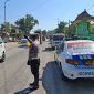 Foto: Petugas Satlantas Polres Sumenep mengatur arus lalu lintas di Jalan Raya Pragaan yang terdampak proyek jembatan.  