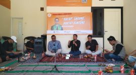 Foto: Sulaisi Abdurrazaq (kedua dari kanan) menjadi pembicara utama dalam diskusi publik bertema “Rayap Untung, Rakyat Buntung” yang digelar TrendiKabar.com di Sumenep, Selasa (29/7/2025).
