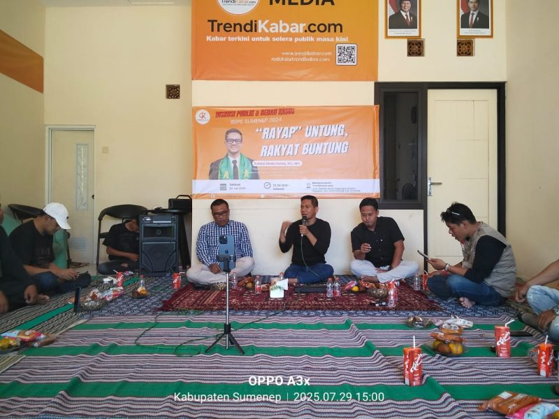 Foto: Sulaisi Abdurrazaq (kedua dari kanan) menjadi pembicara utama dalam diskusi publik bertema “Rayap Untung, Rakyat Buntung” yang digelar TrendiKabar.com di Sumenep, Selasa (29/7/2025).