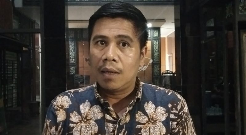 Foto: Kasi Intel Kejari Sumenep, Moch. Indra Subrata, saat memberikan keterangan usai penggeledahan kasus BSPS, Selasa (8/7/2025).  