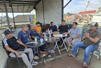Foto: Ketua organisasi wartawan dan pimpinan media Sumenep saat mengadakan pertemuan di salah satu kafe di kota Sumenep.
