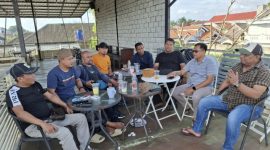 Foto: Ketua organisasi wartawan dan pimpinan media Sumenep saat mengadakan pertemuan di salah satu kafe di kota Sumenep.
