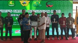 Foto: H. Mukmin (kanan) bersama Wakil Bupati Sumenep KH Imam Hasyim (kiri) dalam kegiatan FGD Legalitas Rokok Lokal di Pendopo Agung, Kamis (17/7/2025).