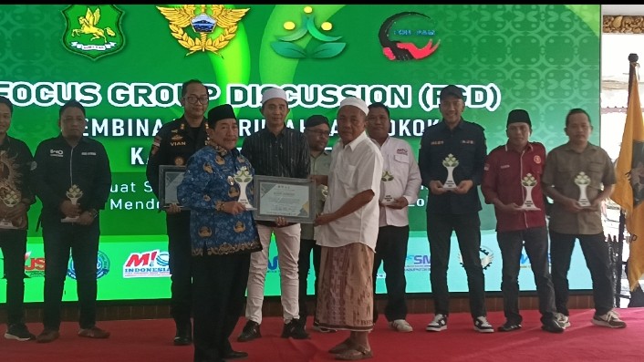 Foto: H. Mukmin (kanan) bersama Wakil Bupati Sumenep KH Imam Hasyim (kiri) dalam kegiatan FGD Legalitas Rokok Lokal di Pendopo Agung, Kamis (17/7/2025).